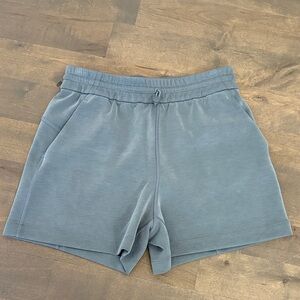 Women’s Lululemon Softstreme Shorts high-rise 4” size 4
